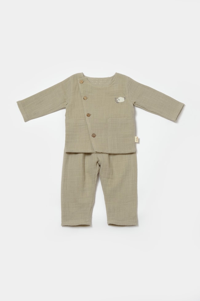 Bebek Pamuklu Bej Kuzu Nakışlı Müslin Takım – Düğmeli Üst ve Pantolon