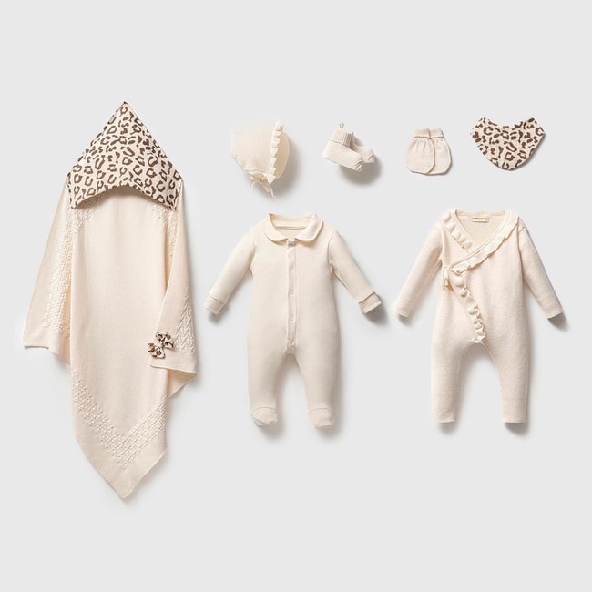 Kız Bebek Luxury Pamuklu Ekru-Leopar Desenli 8'li Hastane Çıkış Seti Kutulu - Battaniye, 2 Tulum, Şapka, Eldiven, Çorap, Önlük