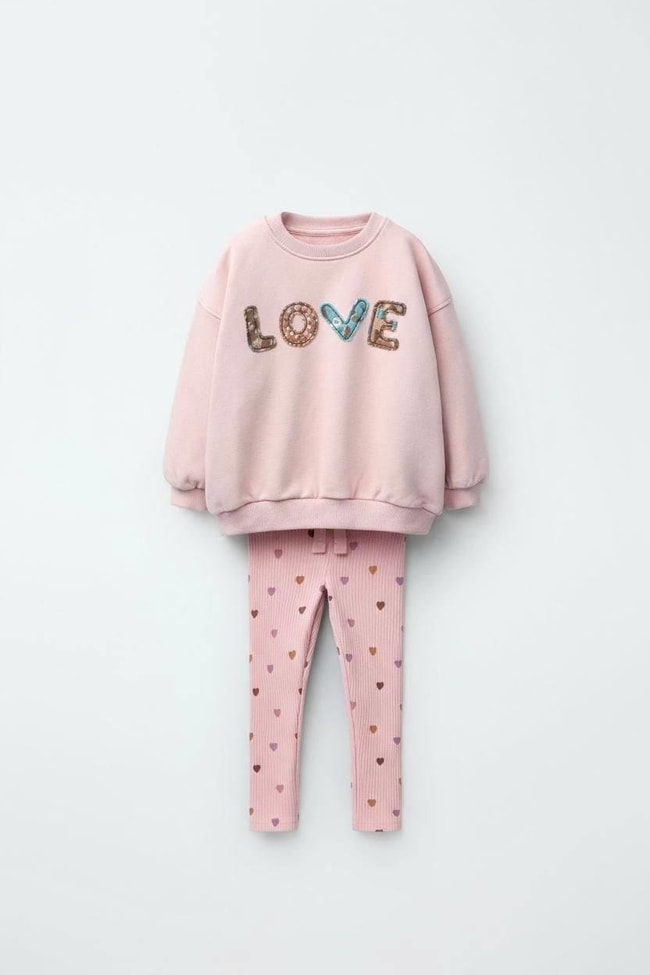 Kız Çocuk Pamuklu Pembe LOVE Nakışlı Sweatshirt ve Kalpli Tayt Takım – 2'li Rahat Günlük Set