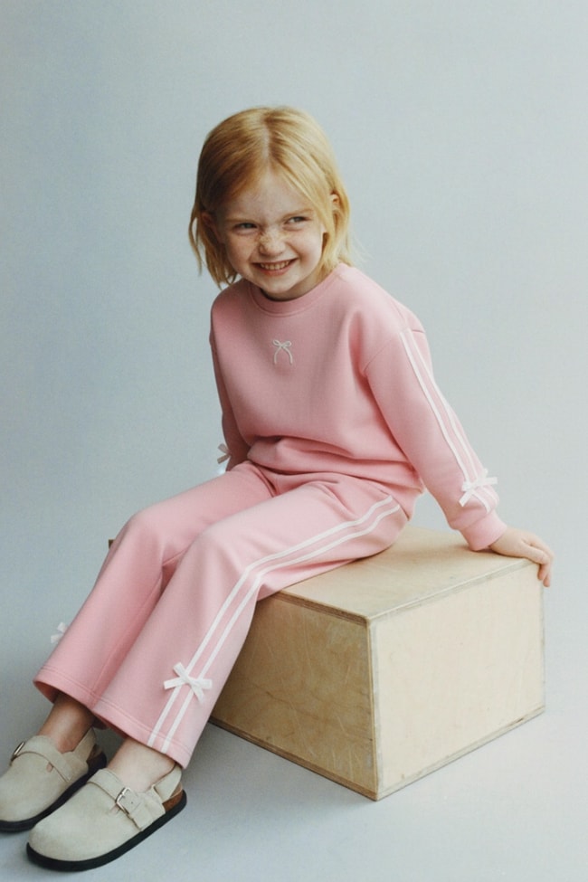 Kız Çocuk Pamuklu Pembe Fiyonk Detaylı Sweatshirt ve Şeritli Eşofman Takım