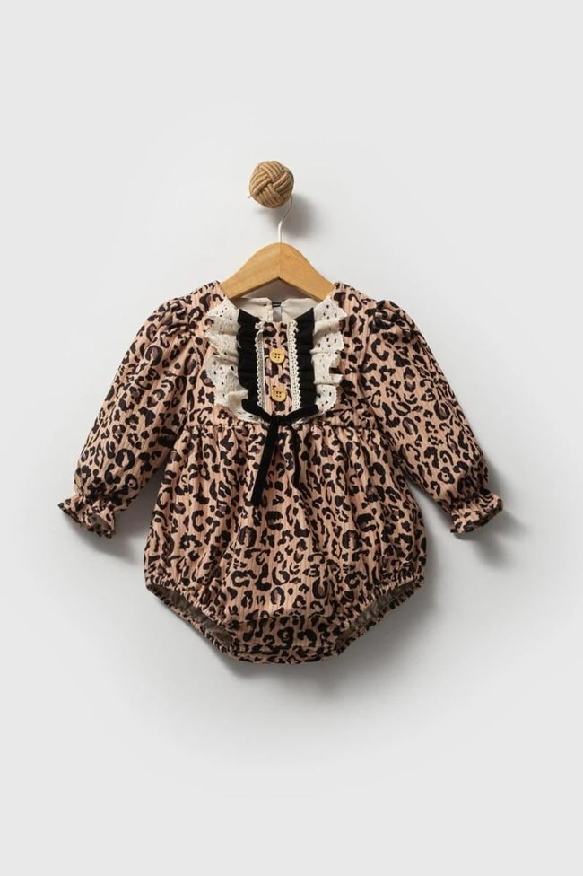 Kız Bebek Pamuklu Leopar Desenli Dantelli Uzun Kollu Tulum – Fiyonk ve Düğme Detaylı