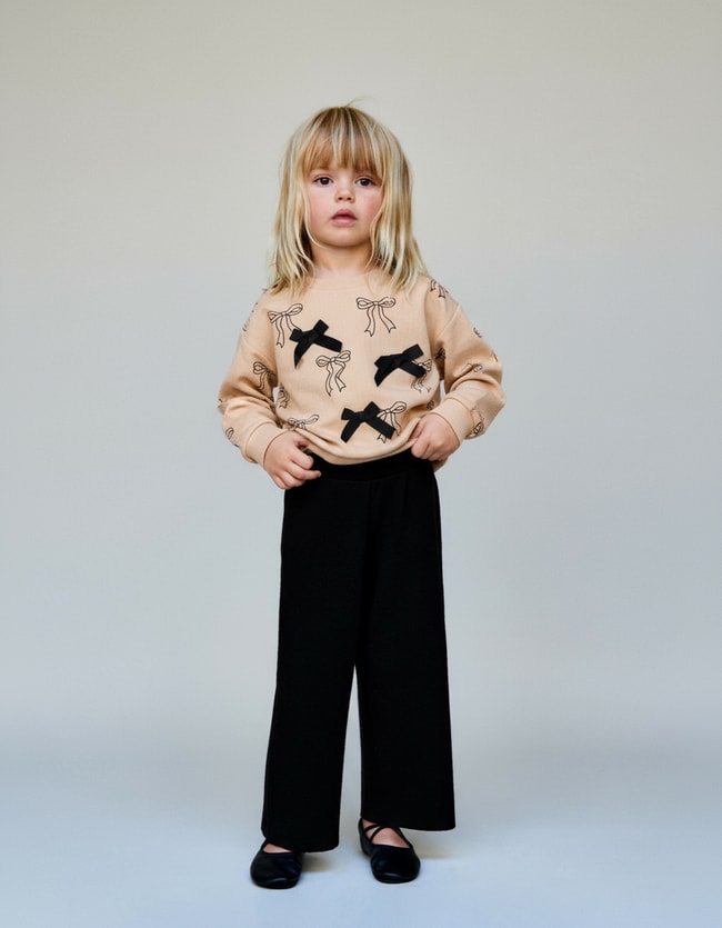 Kız Çocuk Pamuklu Bej Fiyonk Desenli Sweatshirt ve Siyah Pantolon Takım – Şık ve Rahat Kombin