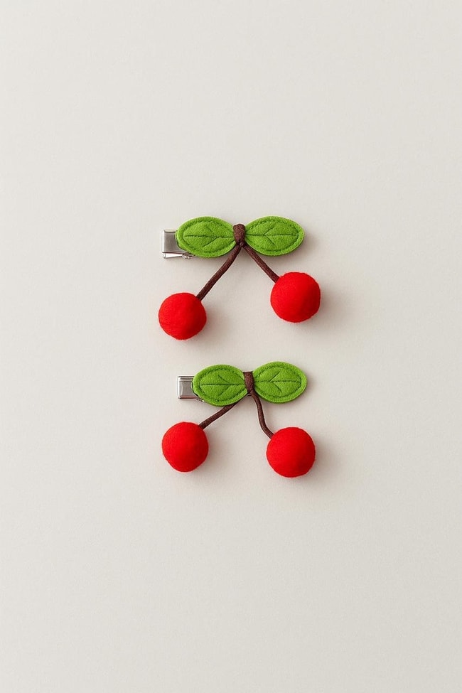 Kız Çocuk Kiraz Figürlü Kumaş Toka Seti – 2'li Peluş Meyve Detaylı Saç Tokası