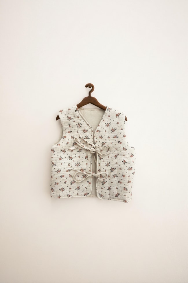 Kız Çocuk Pamuklu Krem Çiçek Desenli Bağlamalı Yelek - Yumuşak Dokulu, Astarlı Tasarım