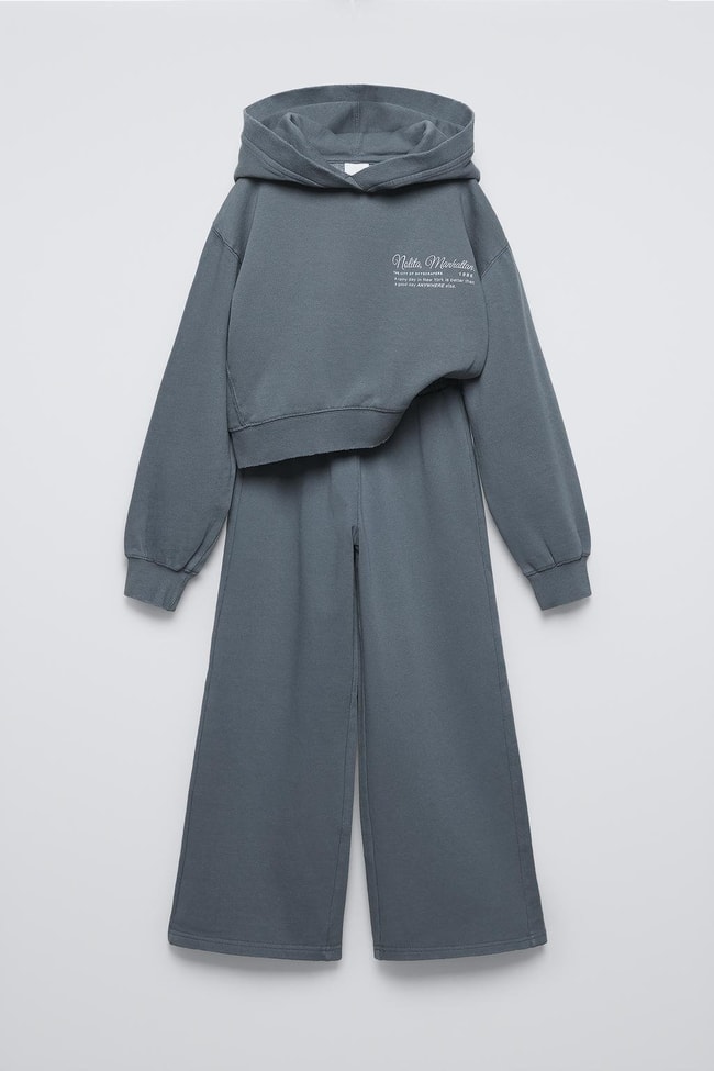 Kız Çocuk Pamuklu Füme Kapüşonlu Sweatshirt ve Geniş Paça Eşofman Takım – Minimal Yazı Baskılı Rahat Stil