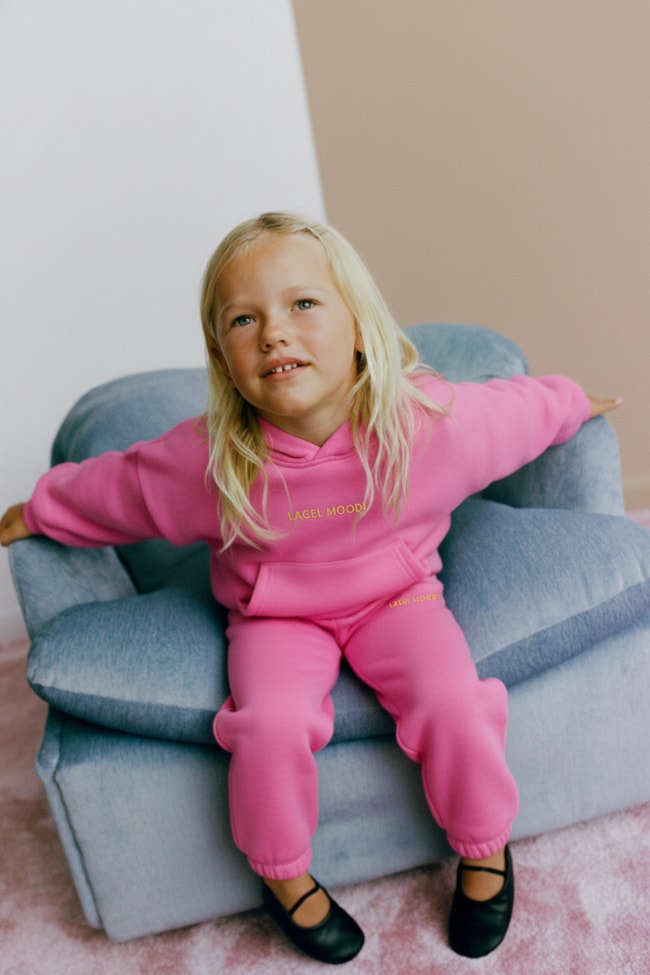 Kız Çocuk Pamuklu Pembe Kapüşonlu Eşofman Takımı – Rahat ve Trend Tasarım