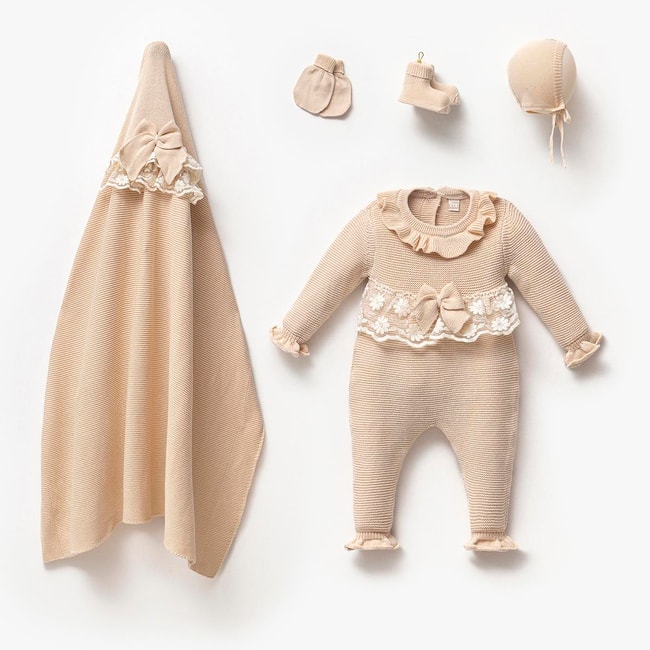 Kız Bebek Bej Pamuklu Triko Dantelli 5 Parça Battaniyeli Hastane Çıkışı Zıbın Seti
