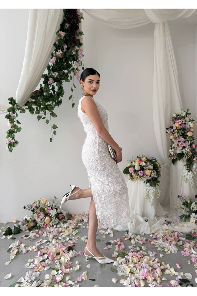 Kadın Beyaz 3D Gül Kabartmalı V Yaka Nikah ve Nişan Elbisesi