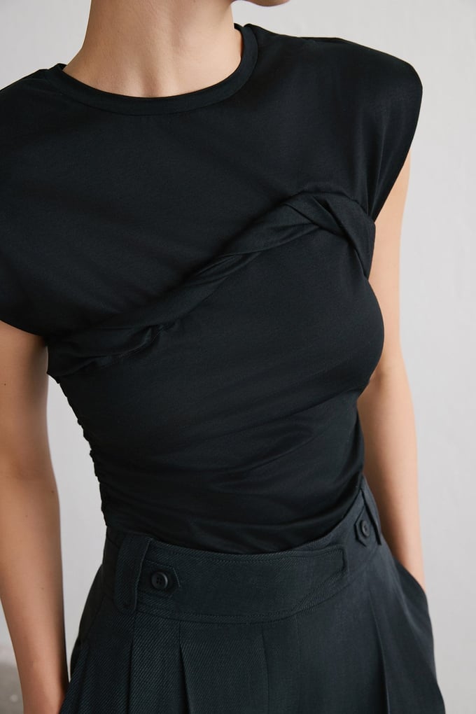 Crew Neck Padded Knit Black T-shirt
