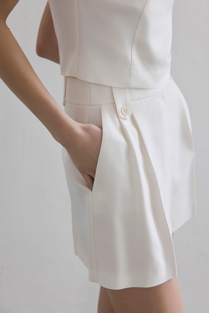 Pleated Side Pocket Ecru Shorts