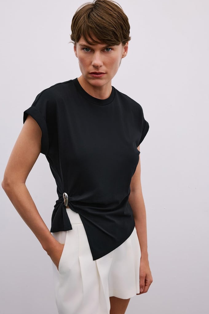 Accessory Detailed Ruched Black T-Shirt