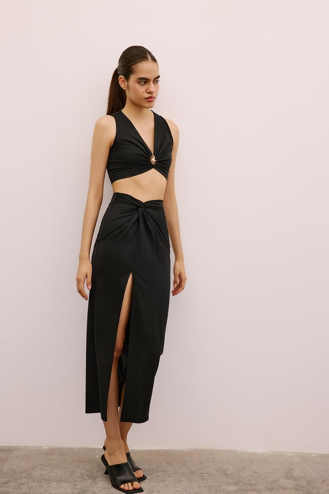 Aksesuar Detaylı Siyah Crop Bluz