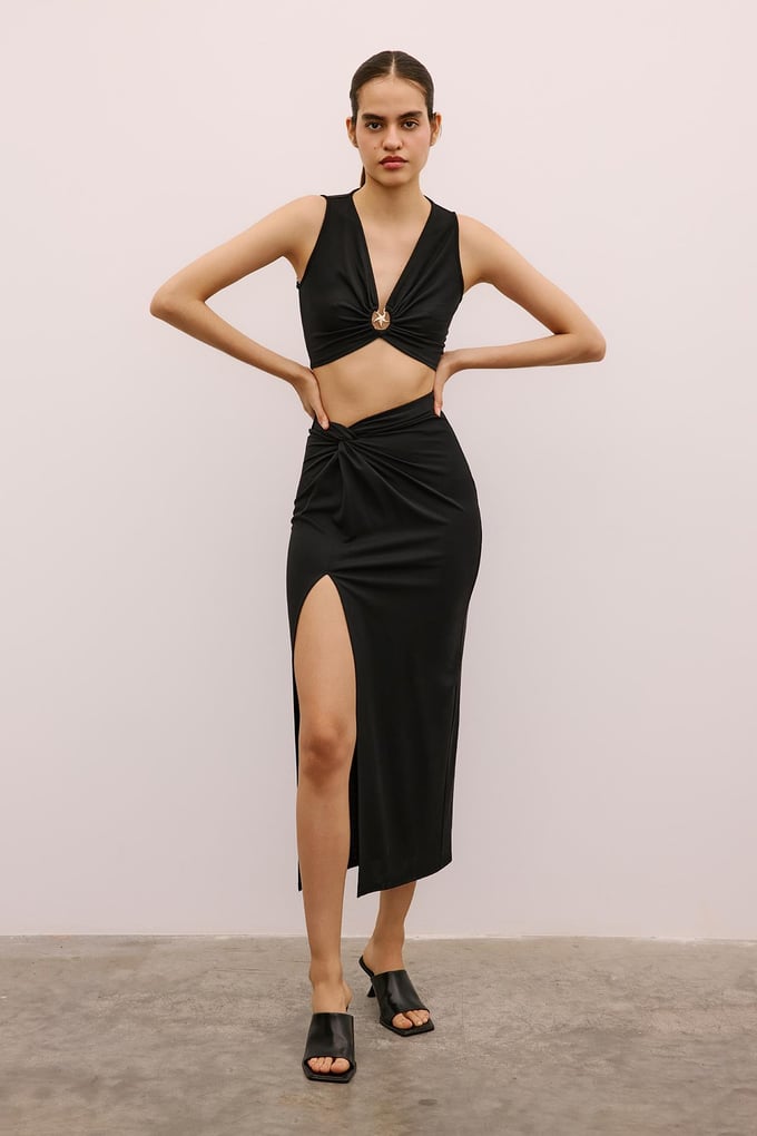 Aksesuar Detaylı Siyah Crop Bluz