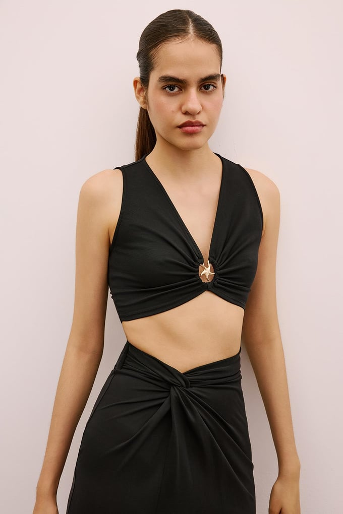 Aksesuar Detaylı Siyah Crop Bluz