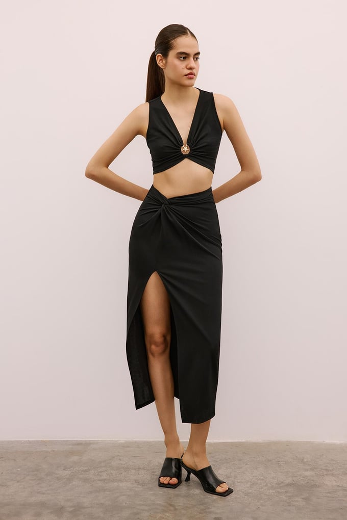 Aksesuar Detaylı Siyah Crop Bluz