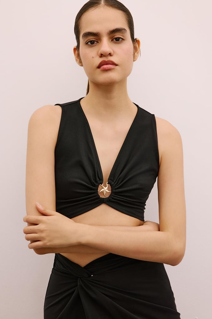 Aksesuar Detaylı Siyah Crop Bluz
