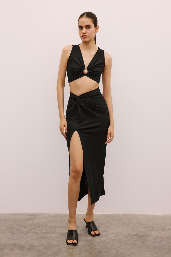 Aksesuar Detaylı Siyah Crop Bluz