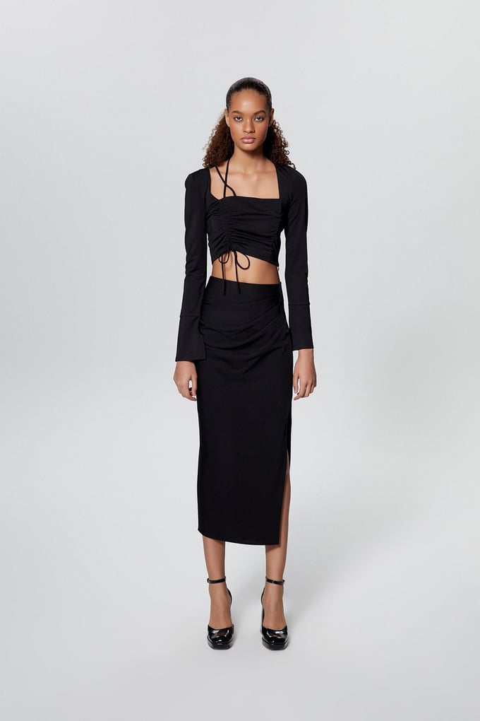 Büzgü Detaylı Siyah Crop Top