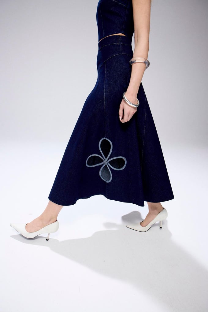 Çiçek Detaylı Lacivert Simli Denim Midi Etek