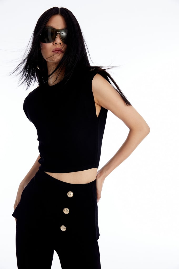 Düğme Detaylı Siyah Cut-Out Bluz