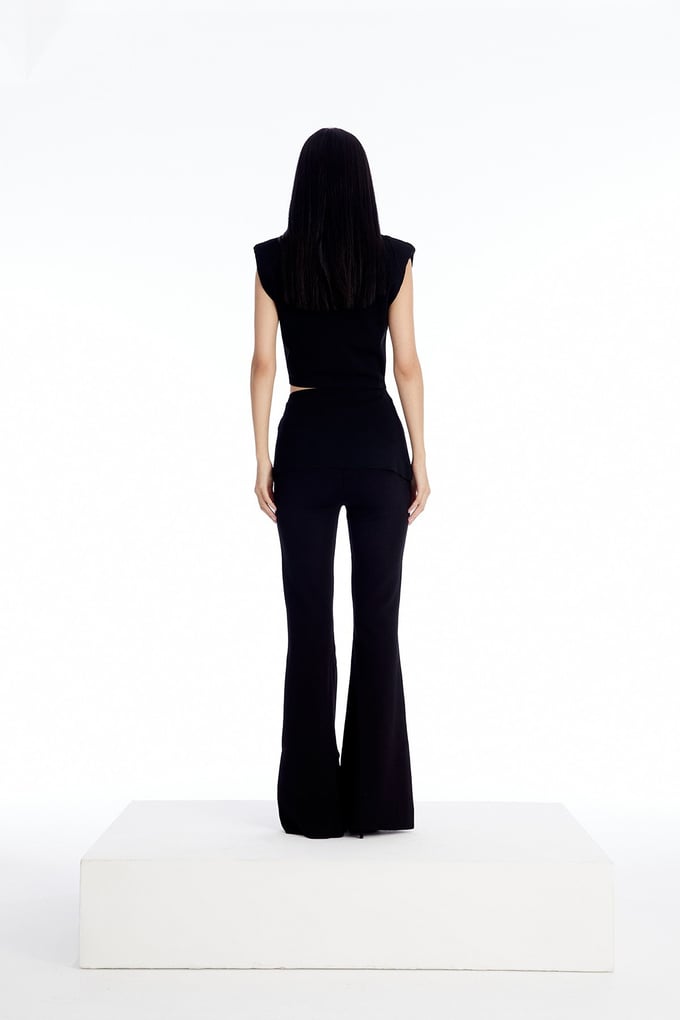 Düğme Detaylı Siyah Cut-Out Bluz