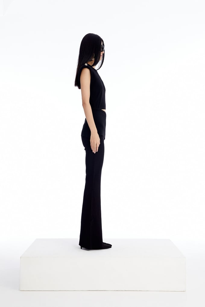 Düğme Detaylı Siyah Cut-Out Bluz