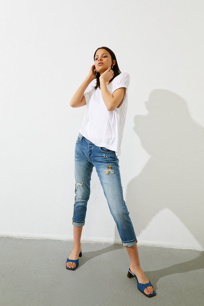 Motif Detaylı Şeritli Kısa Paça Jean