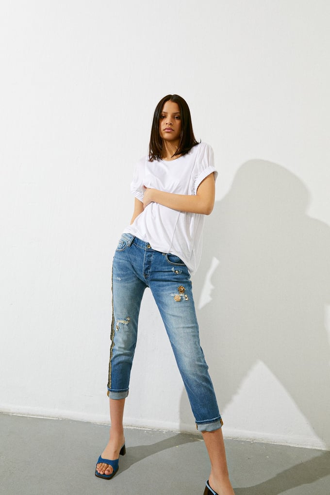 Motif Detaylı Şeritli Kısa Paça Jean