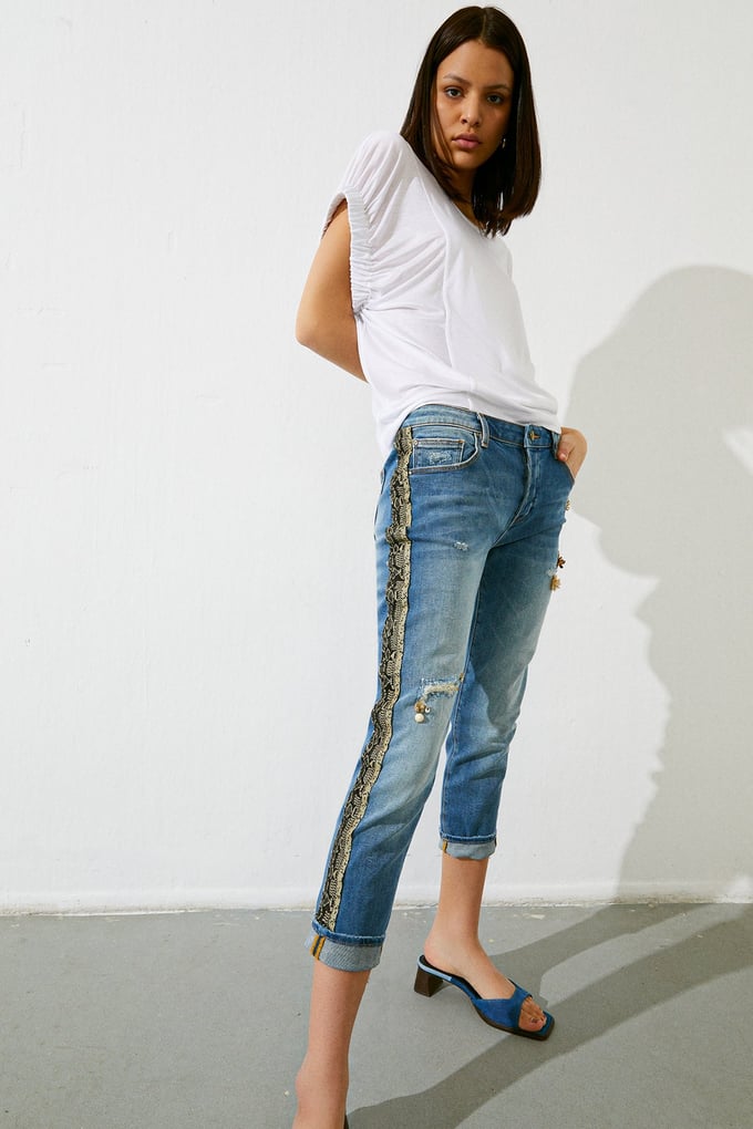 Motif Detaylı Şeritli Kısa Paça Jean