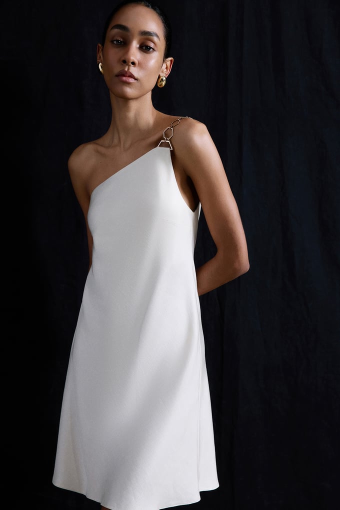Tek Omuz Gold Aksesuar Detaylı Mini Ekru Elbise