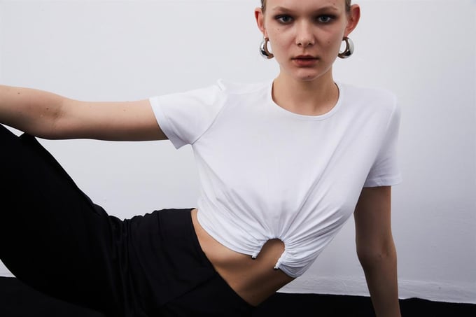 Toka Detaylı Büzgülü Beyaz T-Shirt