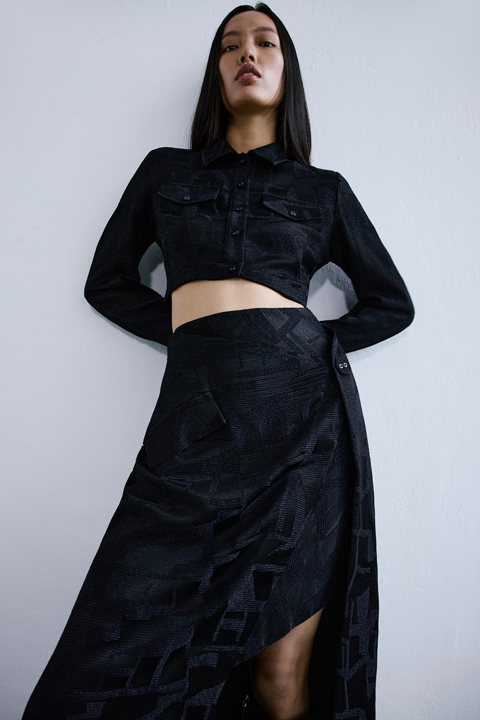 Jakar Desenli Siyah Crop Gömlek