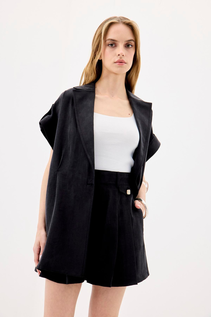 Aksesuar Detaylı Pileli Siyah Şort