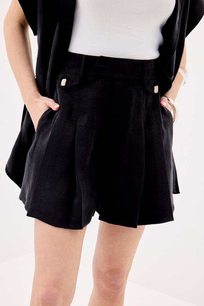 Aksesuar Detaylı Pileli Siyah Şort