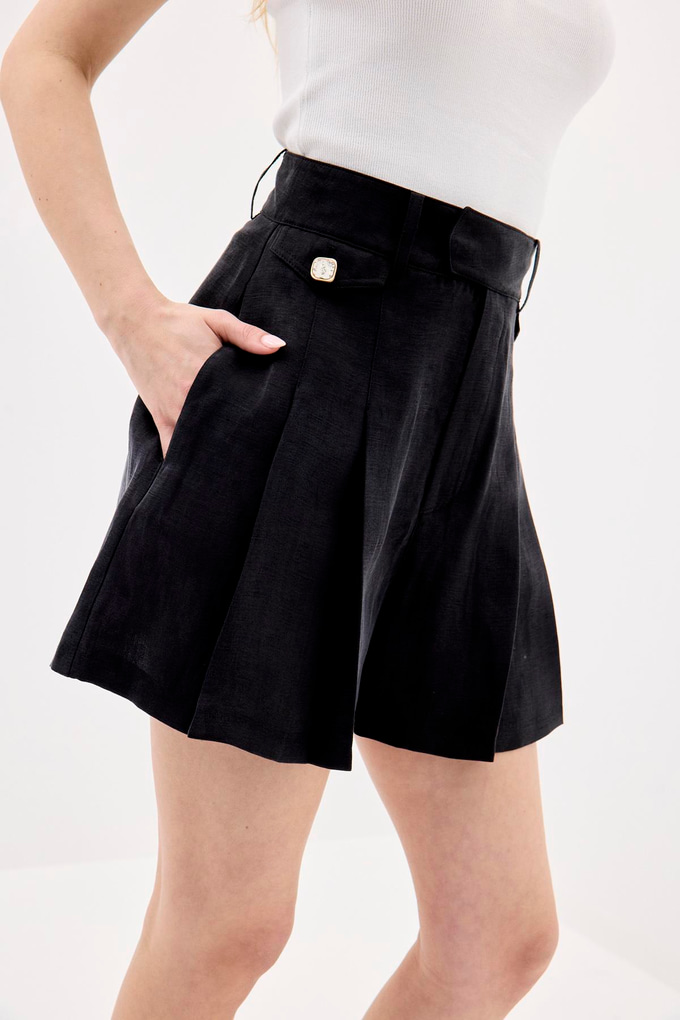 Aksesuar Detaylı Pileli Siyah Şort