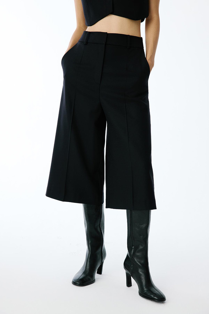 Bol Paça Yün Dokulu Siyah Kısa Pantolon