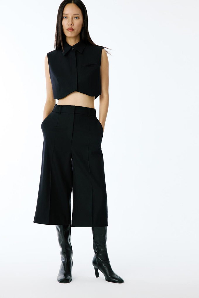 Bol Paça Yün Dokulu Siyah Kısa Pantolon