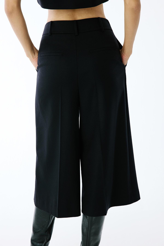 Bol Paça Yün Dokulu Siyah Kısa Pantolon