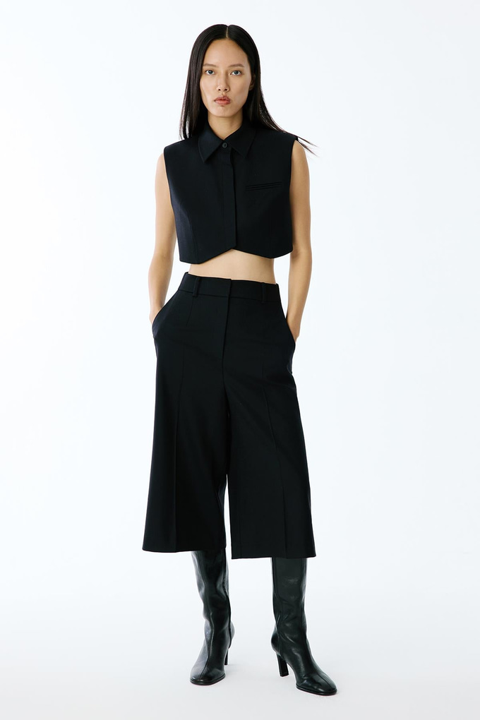 Bol Paça Yün Dokulu Siyah Kısa Pantolon