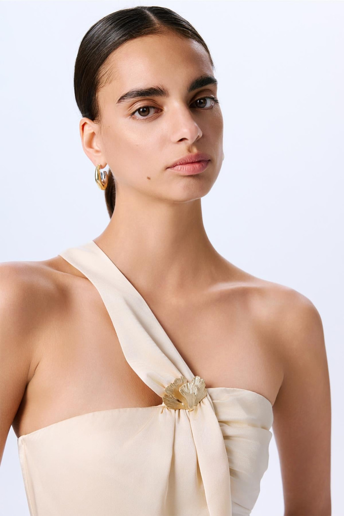 Broş Detaylı Şık Bej Bluz