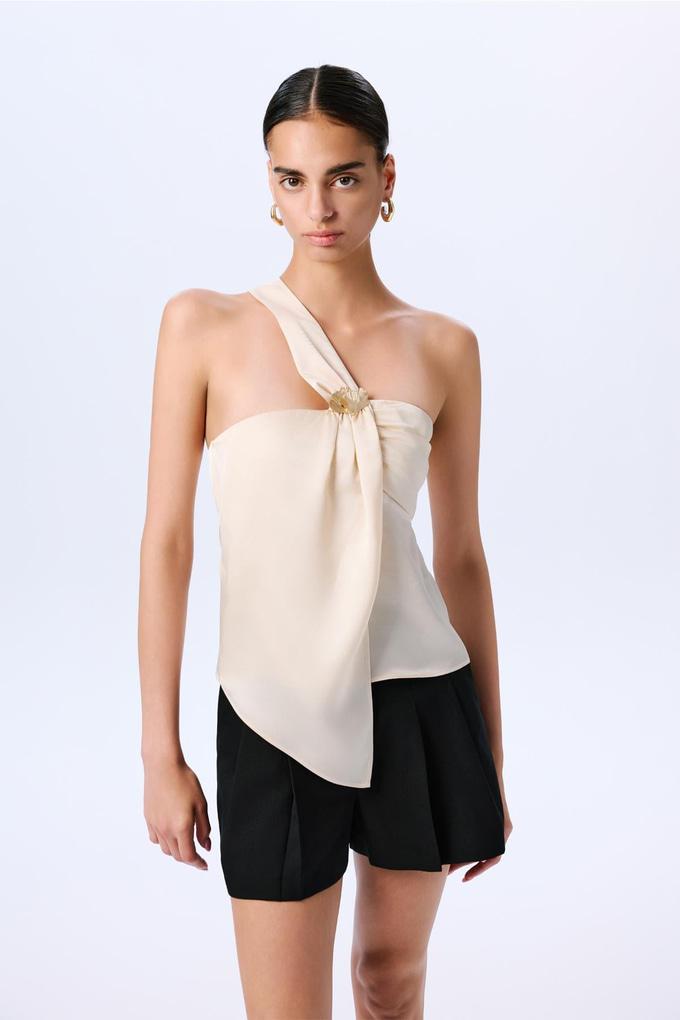 Broş Detaylı Şık Bej Bluz