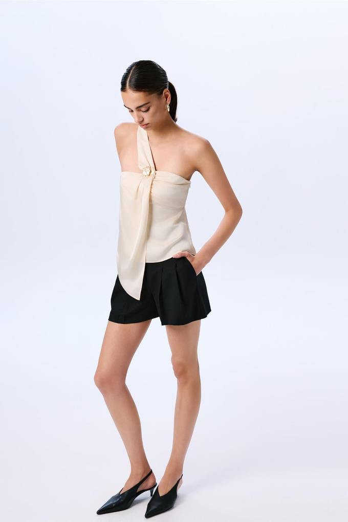 Broş Detaylı Şık Bej Bluz