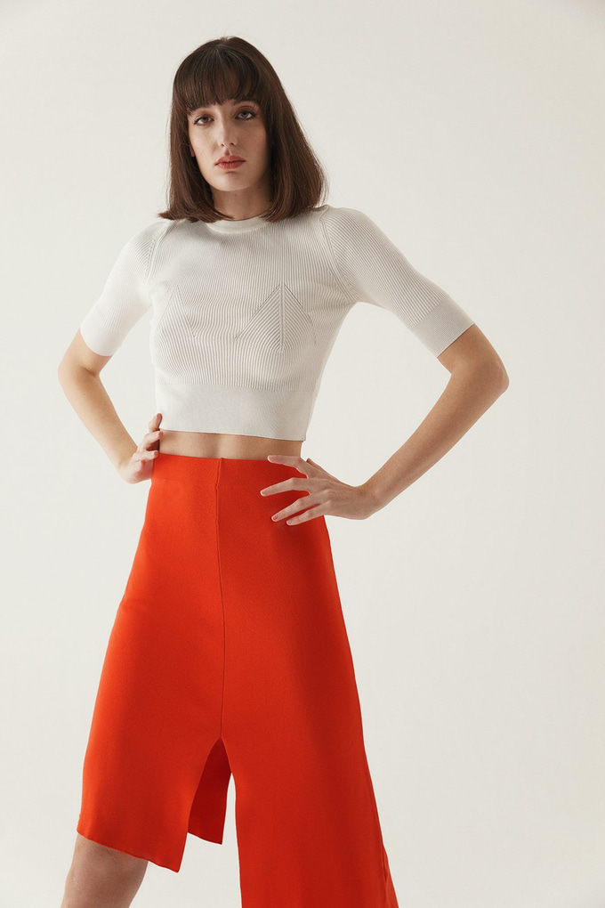 Cropped Knitted Blouse With A Round Neck