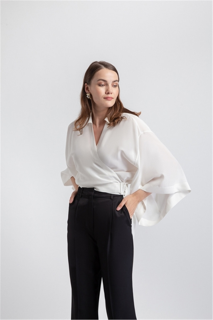 İçi Top Detaylı Derin V Bluz Ekru