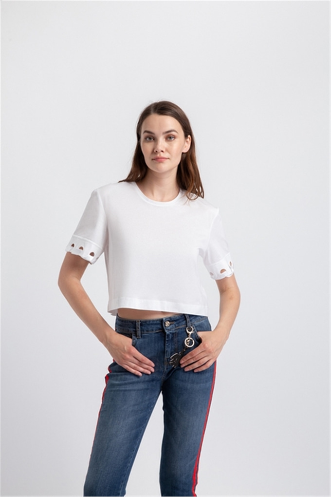 Kolları Nakış Kuş Gözü ve Kurdela Detaylı T-Shirt