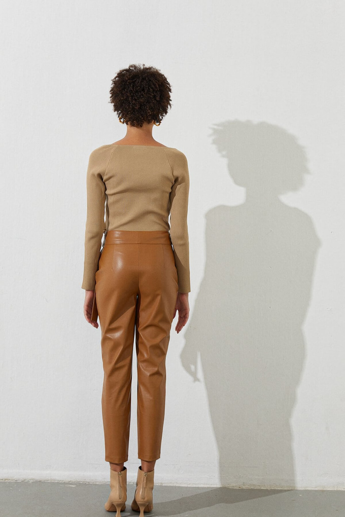 Kuşak Detaylı Suni Deri Pantolon