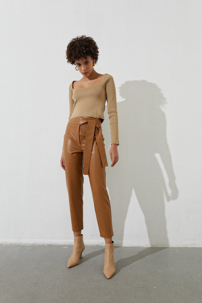 Kuşak Detaylı Suni Deri Pantolon