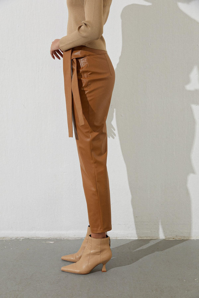 Kuşak Detaylı Suni Deri Pantolon