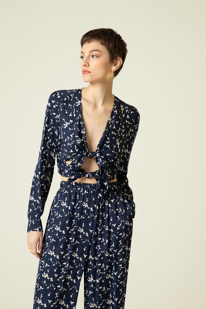 Önden Bağlamalı Desenli Lacivert Crop Top