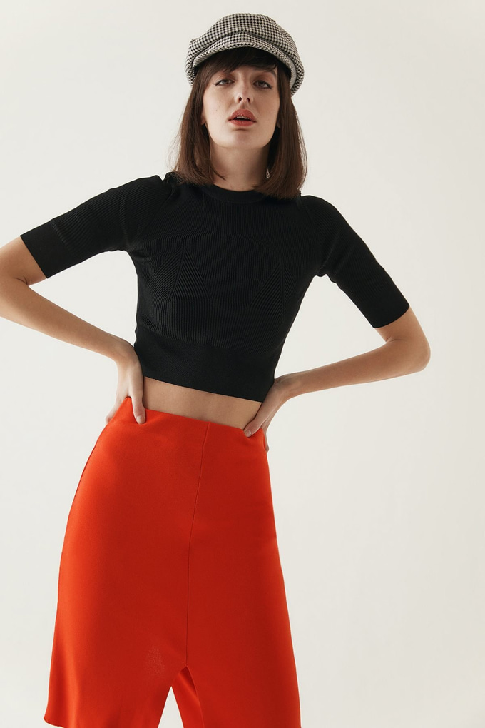 Cropped Knitted Blouse With A Round Neck